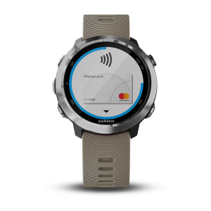 Forerunner® 645 mit sandsteinfarbenem Armband