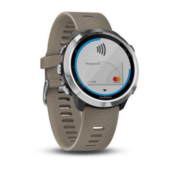 Forerunner® 645 mit sandsteinfarbenem Armband